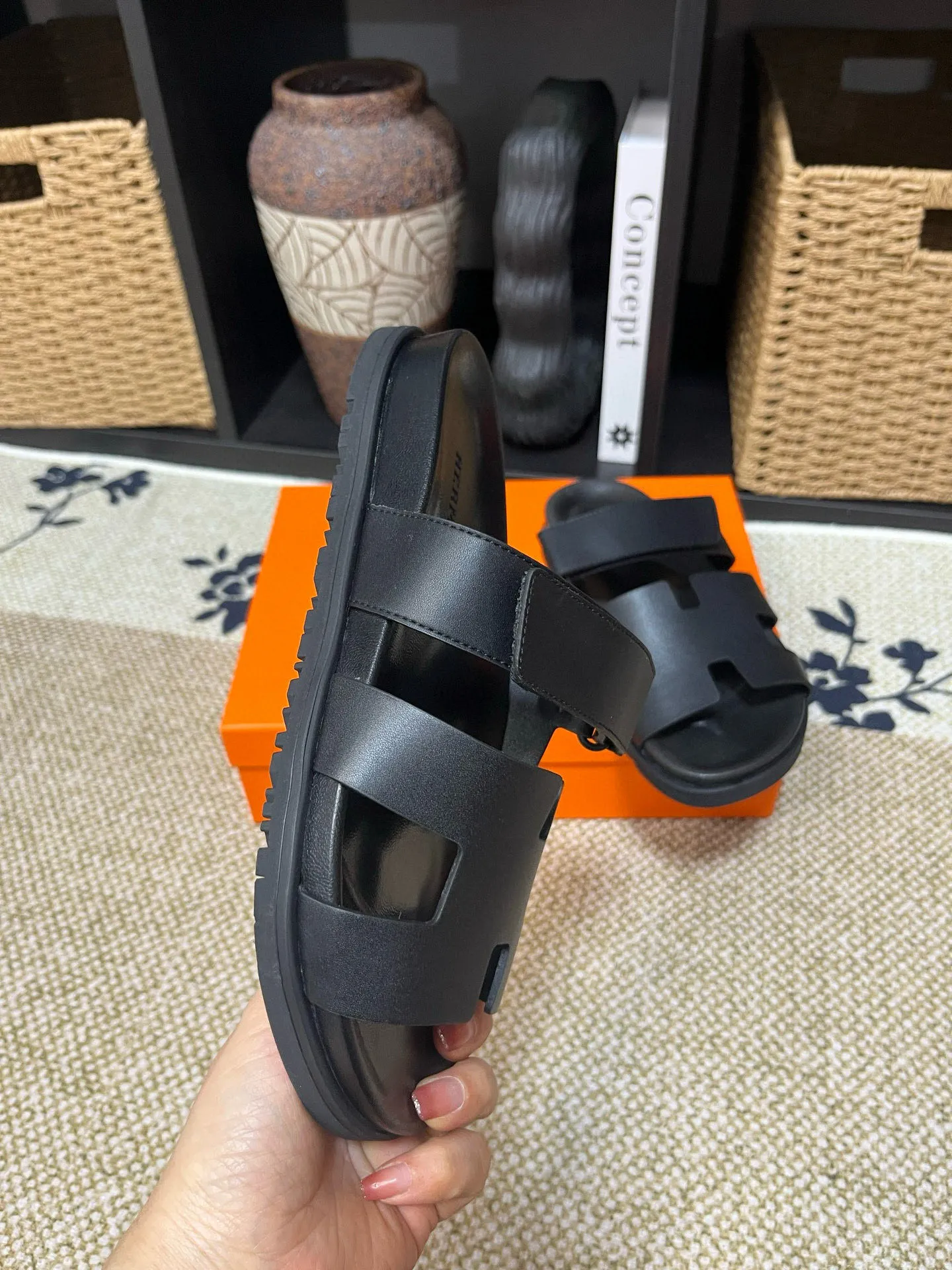 Factory price: 340💰Long-term availability Hermes men's Kazimir slippers for couples - top quality, Hermès woven calfskin functional sandals. The interwoven upper inspired by the "H" iconic pattern creates a casual look, which can be said to be a good companion for summer. Imported cowhide + cowhide lining + TU men's shoes💰Outsole Size: 35-46